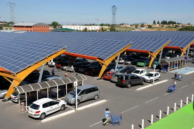 Panneaux solaires sur les parkings de supermarchés : Anatomie d’une loi stupide