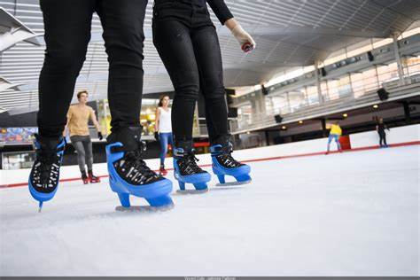 Face au mur de la dette, la France construit des patinoires et des salles de spectacle géantes